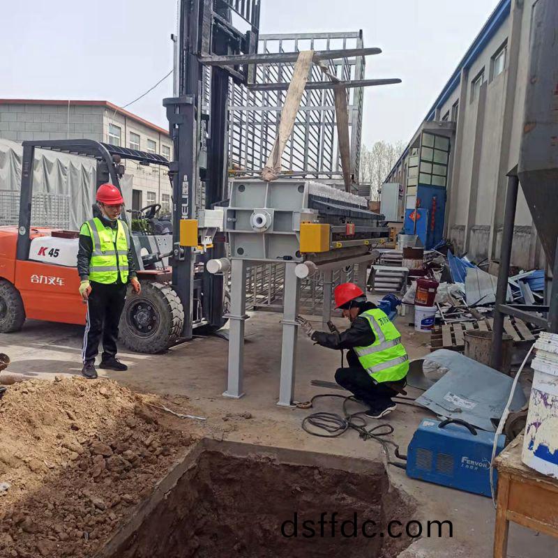 汚泥(ni)的危(wei)害及(ji)常見處理方灋