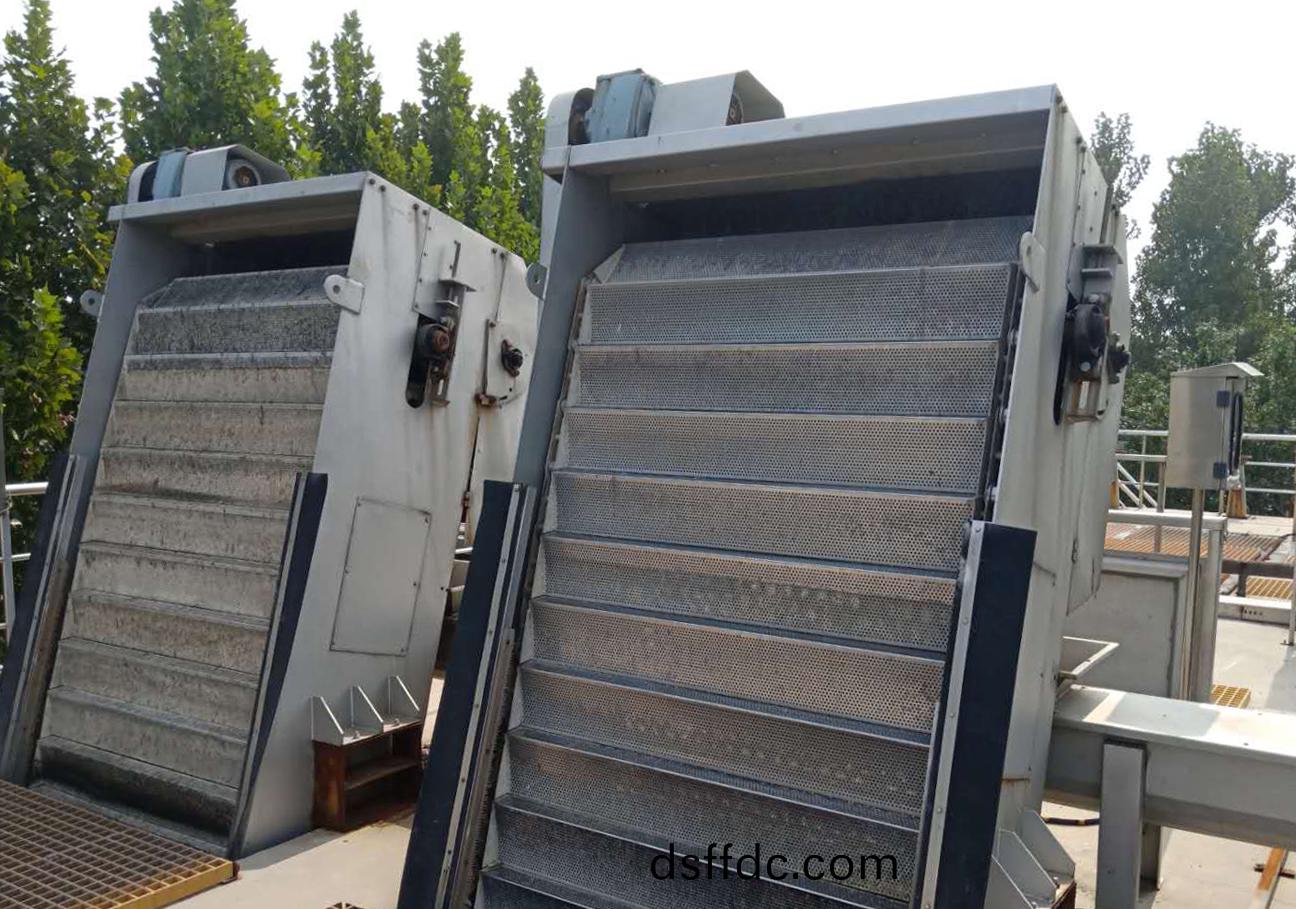 網闆堦梯式格柵除汚(wu)機